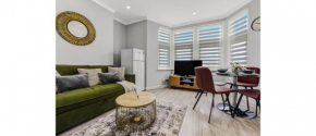 2-Bedroom Thameside Getaway